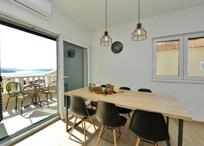 Apartment Tećo - Moderne Mit Pool Und Meerblick Trogir
