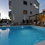 Teco - Moderne Mit Pool Und Meerblick アパート トロギール