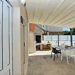 Teco - Moderne Mit Pool Und Meerblick アパート トロギール