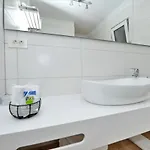Teco - Moderne Mit Pool Und Meerblick アパート トロギール