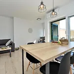 Teco - Moderne Mit Pool Und Meerblick トロギール